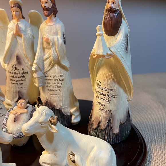 Kirkland Sentiment Nativity Set,Carved Resin Set of 9 Figures, Base, in Box - Picture 4 of 10
